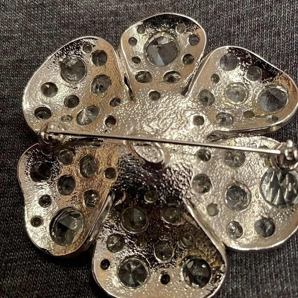 CHANEL Camilla brooch - Picture 3 of 7